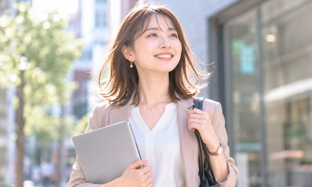 WEBデザインスクールを受講するフリーランス女性イメージ